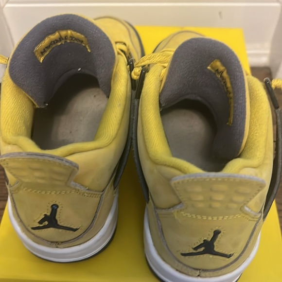 Air Jordan 4 Retro- Lightnings size 4.5 (Grade school) - Picture 5 of 8
